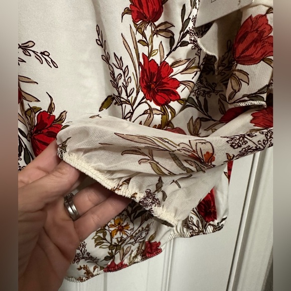 Floral Ruffle Sleeve Top - Red and White - Picture 5 of 8